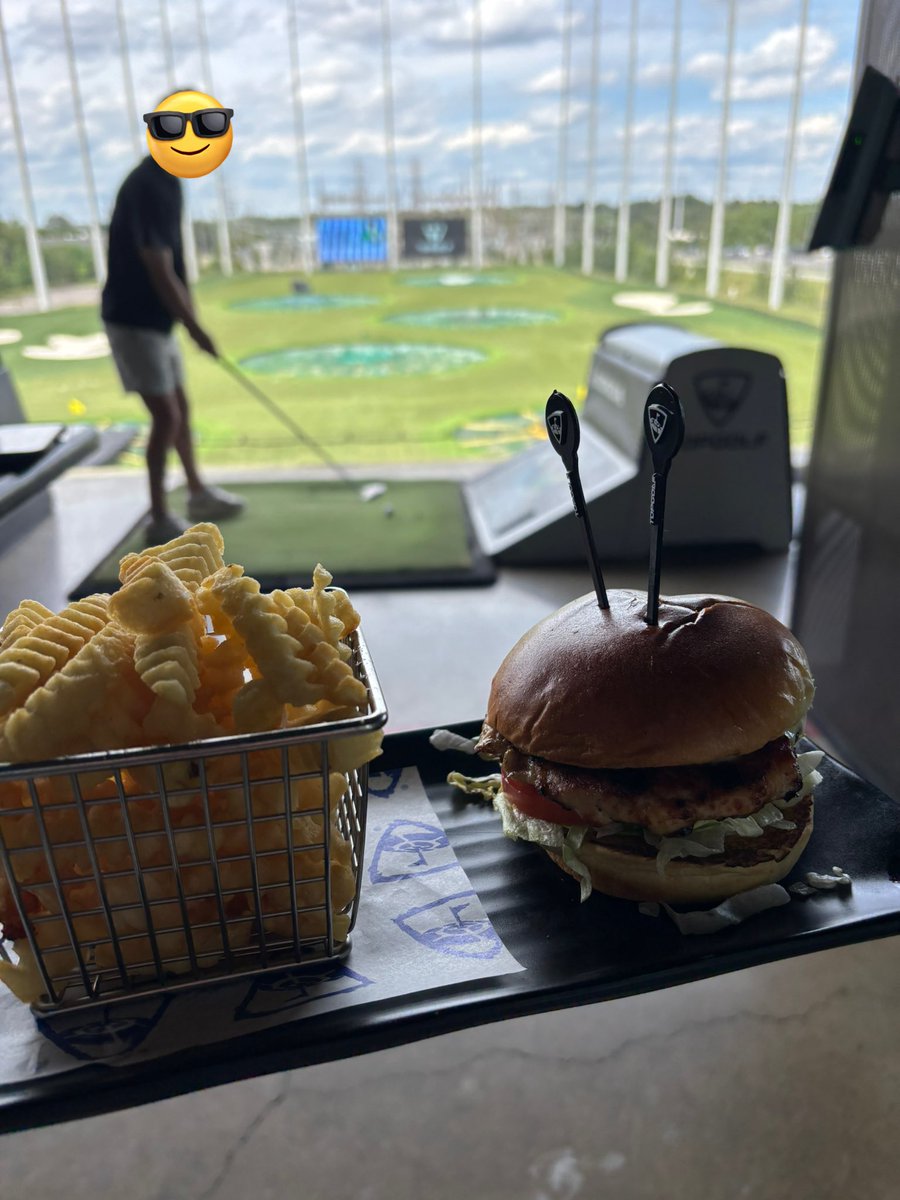 shaneelarkinn's tweet image. Just stepping out for a quick lunch, boss.