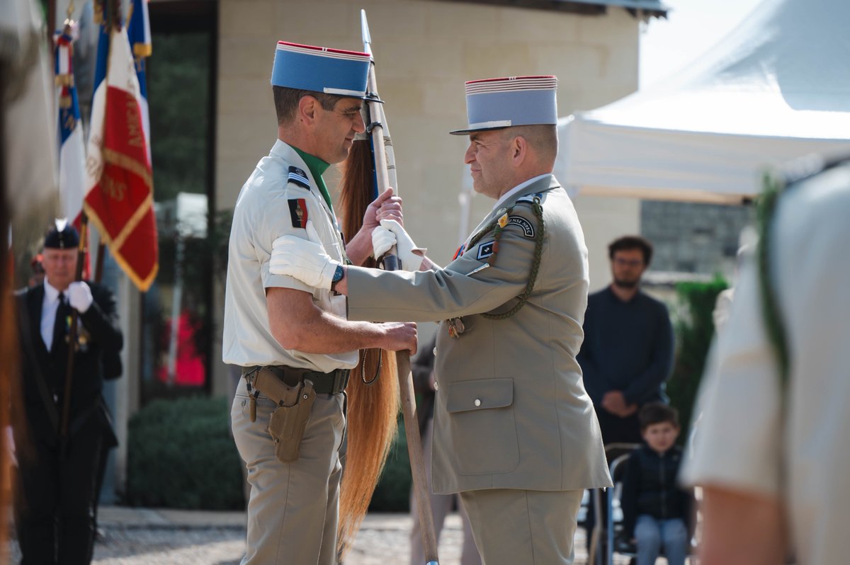 #TradisMilis, aujourd'hui s’est déroulée la passation de commandement du 1er escadron – École des Dragons.
Après 3 années à sa tête, le CNE Thibault passe le fanion d’un escadron resplendissant au CNE Nicolas. Bon vent, bonne mer au CNE Thibault. Bon courage au CNE Nicolas 🐲