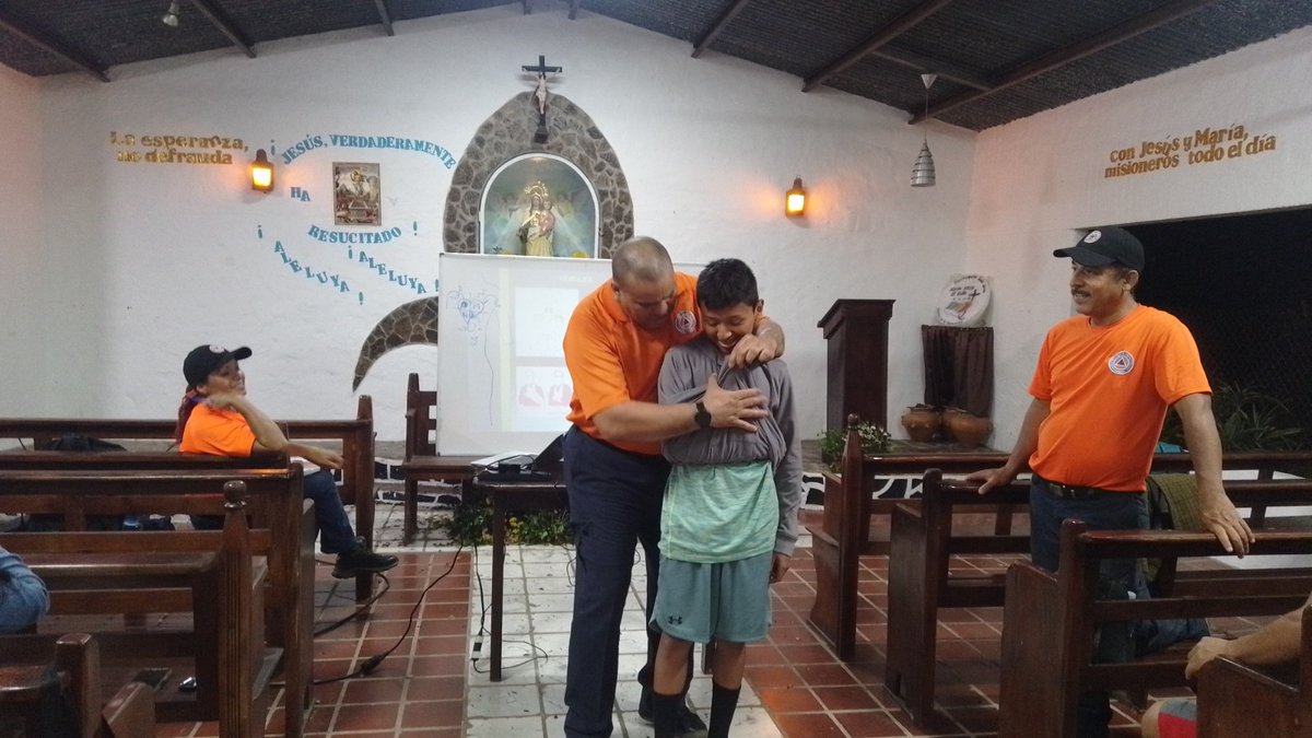 MinGobPma's tweet image. Desde el Sistema Nacional de Protección Civil @Sinaproc_Panama trabajamos mano a mano con la comunidad. Más de 50 comunidades ya se han unido a esta misión de vida, capacitándose en RCP, primeros auxilios y gestión de riesgos. La prevención empieza con cada uno de nosotros.