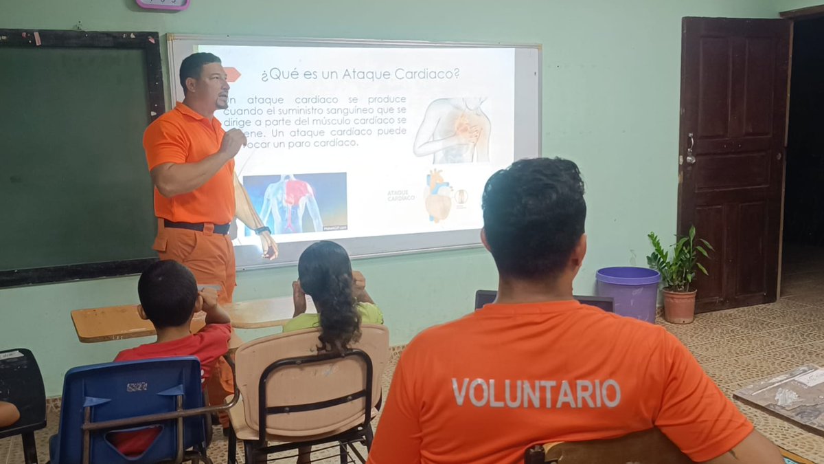 MinGobPma's tweet image. Con talleres, simulacros y charlas, empoderamos a las personas para que actúen antes, durante y después de una emergencia. Juntos, fortalecemos la solidaridad, la autoprotección y la esperanza. Porque estar preparados es proteger lo que más amamos: la vida.