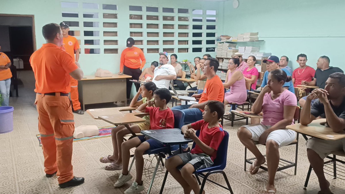 MinGobPma's tweet image. Con talleres, simulacros y charlas, empoderamos a las personas para que actúen antes, durante y después de una emergencia. Juntos, fortalecemos la solidaridad, la autoprotección y la esperanza. Porque estar preparados es proteger lo que más amamos: la vida.