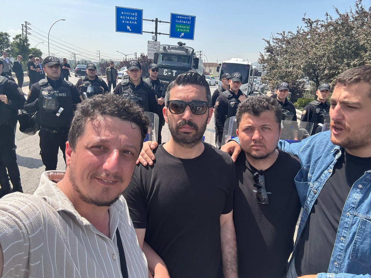 Birleşen işçiler asla yenilmez.
TÜPRAŞ işçisi yalnız değildir.
#tuprsiscisidireniyor