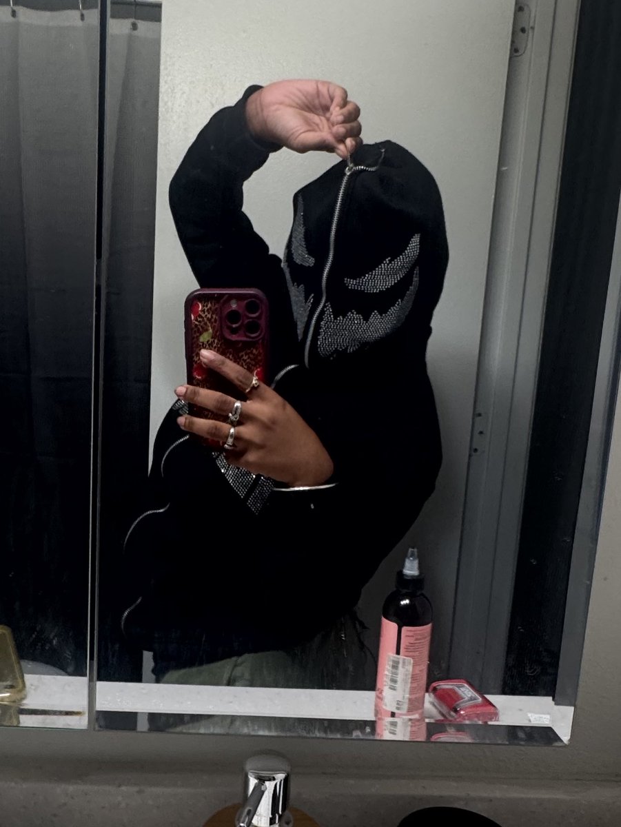 chelleshit's tweet image. 