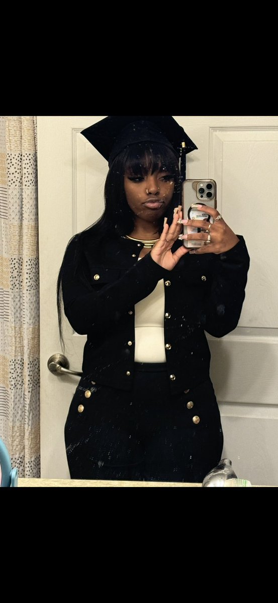 chelleshit's tweet image. 