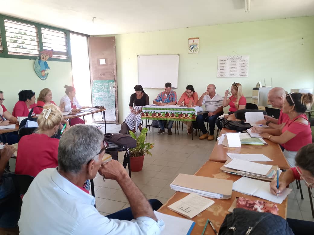 Constata metodóloga del <a href="/Mined/">Mined</a>, implementación de la estrategia para garantizar los resultados del ERCE en IE Tomás Pérez de #CabaiguánEduca. La acompañan directivos de DGE de #SanctiSpíritusEnMarcha, funcionarios del gobierno  y director y subdirectora de la DGE en el municipio.