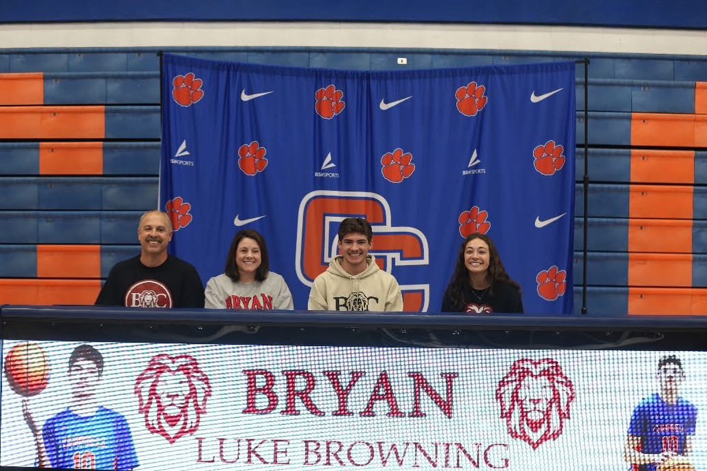 Congratulations, Luke!! Today Luke Browning signed with Bryan College to continue his basketball career. A member of the Top Ten, Luke knows the important of balancing his academic &amp; athletic commitments.
We are so proud of Luke! 
📸: The Volunteer Times (@jmusevoltimes)