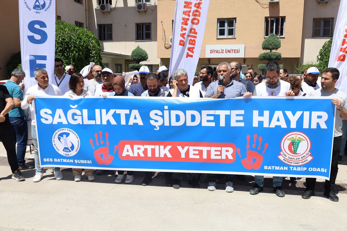 BEAH’ta Psikiyatri uzmanı arkadaşımıza yapılan saldırı sonrası “Sağlıkta Şiddete Hayır, ARTIK YETER” şiarı ile Batman Tabip Odası ile kitlesel basın açıklaması gerçekleştirdik. Bir arkadaşımızı daha kaybetmeye tahammülümüz yok.
#BeyazKod1111
