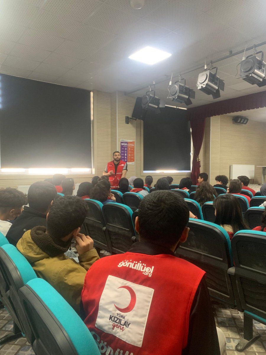 Bugün Yardımsevenler Derneği Anadolu Lisesi’ndeydik.Öğrencilerle bir araya gelerek sivil toplum kuruluşlarının önemi üzerine konuştuk.Aynı zamanda Kızılay olarak yürüttüğümüz gönüllü faaliyetlerimizi ve çalışmalarımızı da paylaştık.Geleceğin gönüllülerini görmek umut vericiydi!