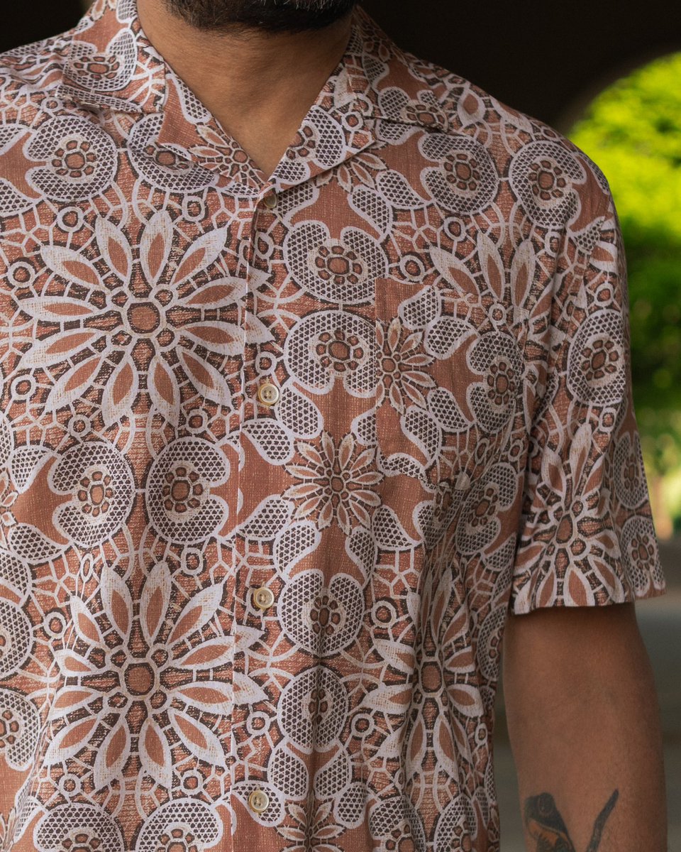 csoutpoststl's tweet image. The Resort Camp Collar shirt from the German label Colours &amp;amp; Sons. Cut from a soft, flowing cotton fabric for maximum comfort and movement.

Adorned with an all-over Moroccan tile pattern, a subtle nod to craft and culture. Free USA shipping.

bit.ly/moroccantilere…