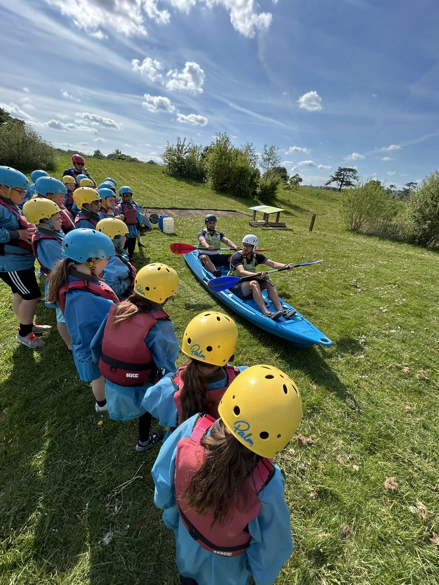 StPeters_tweets's tweet photo. Groups 2 and 3 were making a splash this afternoon at kayaking 🛶. #rowrowrowyourboat https://t.co/qPV84PI4Az