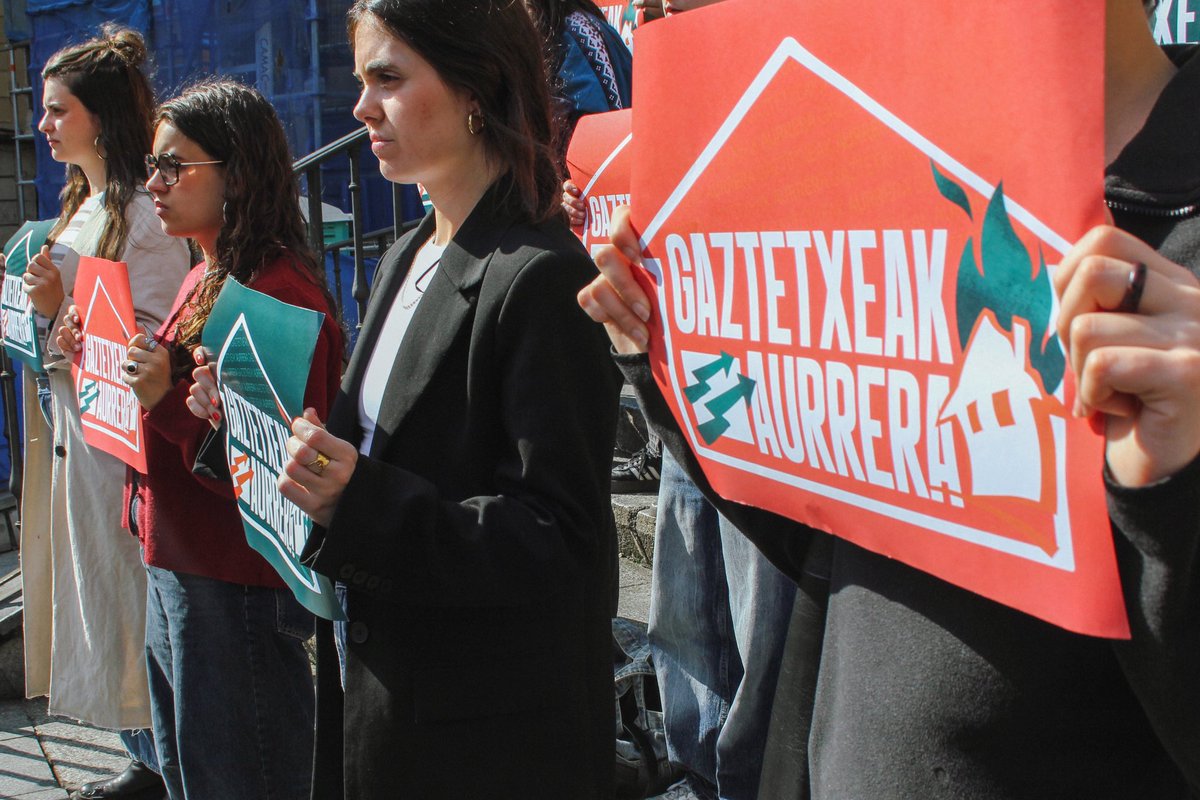 𝐆𝐀𝐙𝐓𝐄𝐓𝐗𝐄𝐀𝐊 𝐀𝐔𝐑𝐑𝐄𝐑𝐀
Azken hilabeteotan borrokan ibili garen hainbat Gaztetxek eta Gazte Asanbladak bizi dugun testuinguru erreakzionarioari aurre egiteko gaztetxeen beharra aldarrikatu eta hauek defendatzeagatik jasandako errepresio poliziala salatu dugu.