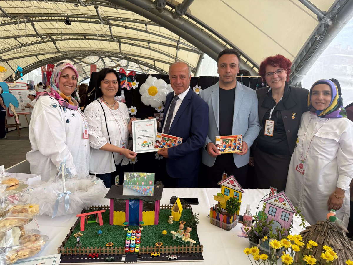 CekmekoyMEM's tweet photo. ✨️ Harezmi Eğitim Modeli Yıl Sonu Şenliği’ndeydik!

Bakanlığımız uhdesinde yürütülen Harezmi Eğitim Modeli kapsamında, öğrencilerimizin süreç boyunca geliştirdiği çalışmaların sergilendiği "İstanbul Harezmi Eğitim Modeli Yıl Sonu Şenliği"nin açılışı Bakan Yardımcımız Sayın Ömer Faruk Yelkenci, Vali Yardımcımız Sayın Mustafa Asım Alkan, Millî Eğitim Müdürümüz Murat Mücahit Yentür, protokol üyeleri, eğitim yöneticileri, öğretmen ve öğrencilerimizin katılımlarıyla Merter Etkinlik Alanı'nda gerçekleştirildi.  @istanbulilmem @MucahitYentur @mirimiran23 @AkhanMustafa @harezmimodeli34 @CHarezmi