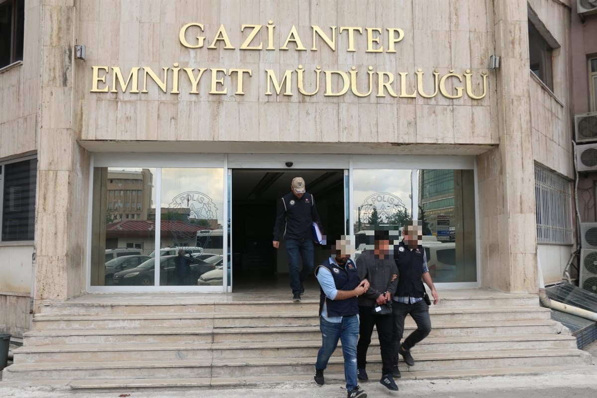 SON GELİŞME

Gaziantep Emniyet'te gözaltına alınan öğrenci sayısı 208'den 320'ye çıktı. 24 saat süren avukat yasağı sona erdi. İfadeler alınmaya başladı. Öğrencilere "Yurt dışına niçin gittin?", "Kimden talimat aldın" diye sorular soruldu.

YineGözaltı YineGençler