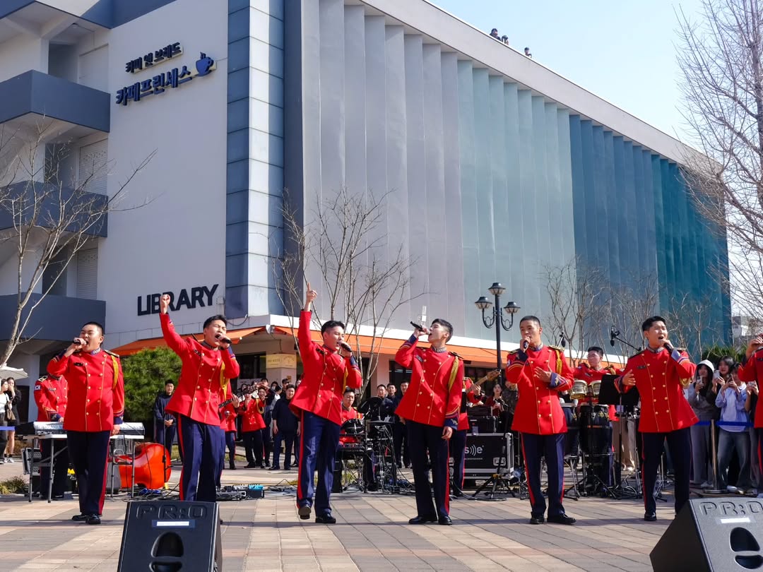 monicanunes2416's tweet image. The @rockarmyband Instagram page posted these photos, Woojin's military band performance last month at college! 💙🪖🥰
#KIMWOOJIN #armyband #kimwoojin_cubswillwait