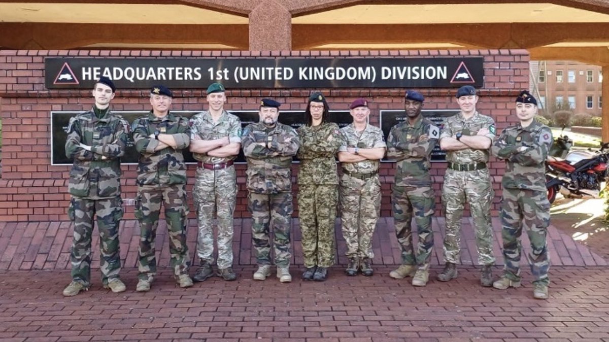 3Division_Terre's tweet photo. Dans le cadre de l’alerte @NATO 2024, 5 officiers de la 3e division ont renforcé la 1re division 🏴 lors de l’exercice #SteadfastDart 25. Coopération essentielle en vue de l’armement en 2026 du poste de commandement de la composante terrestre de l’alerte «Allied Reaction Force». https://t.co/0MwstfuMei