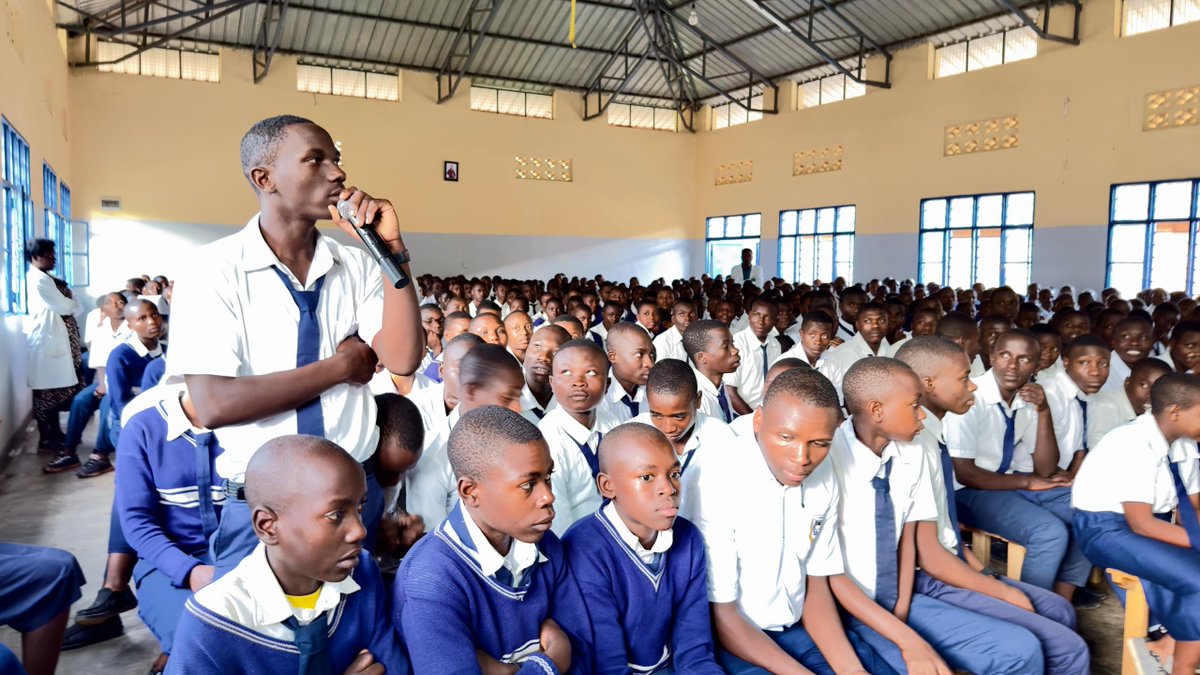 Ministry of Gender & Family Promotion | Rwanda (@rwandagender) on Twitter photo Itsinda ry’abakozi ba MIGEPROF, MINALOC, Polisi na RIB baganirije abanyeshuri ba GS Nemba A <a href="/GakenkeDistrict/">Gakenke District</a> ku kwirinda no kurwanya ihohotera rishingiye ku gitsina.
Basabwe kumvira ababyeyi n’abarezi, bakirinda ubusambanyi, kandi bagatanga amakuru igihe babonye ahabera ihohotera Itsinda ry’abakozi ba MIGEPROF, MINALOC, Polisi na RIB baganirije abanyeshuri ba GS Nemba A <a href="/GakenkeDistrict/">Gakenke District</a> ku kwirinda no kurwanya ihohotera rishingiye ku gitsina.
Basabwe kumvira ababyeyi n’abarezi, bakirinda ubusambanyi, kandi bagatanga amakuru igihe babonye ahabera ihohotera