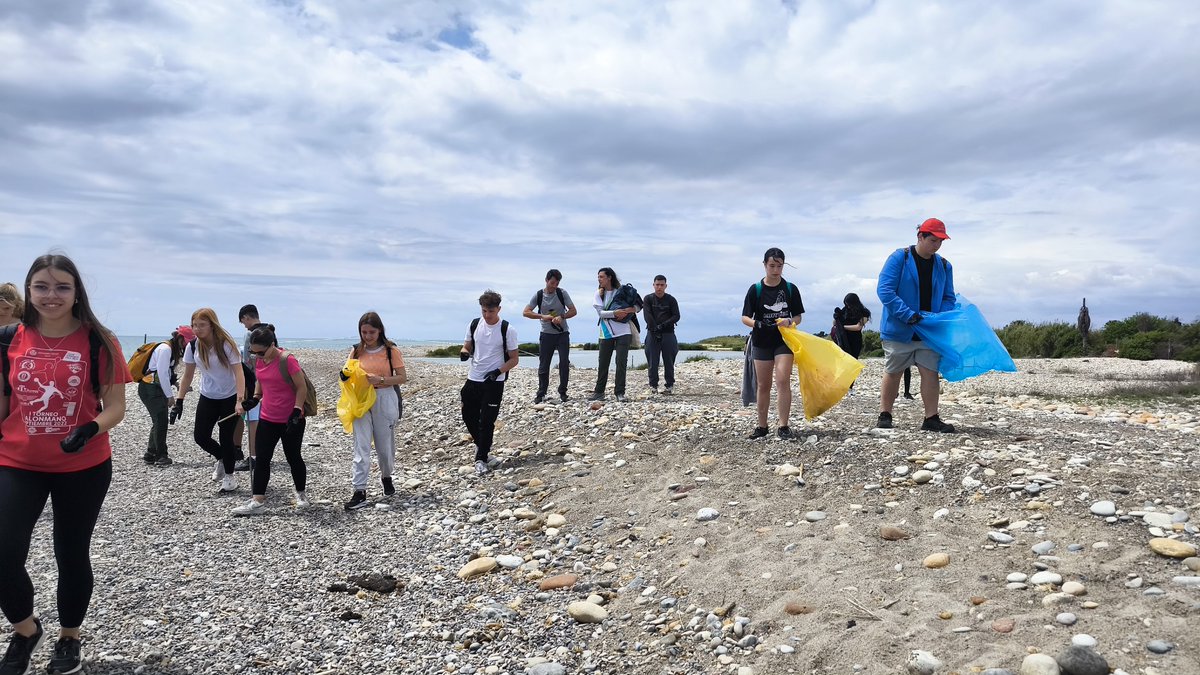 🌿 Después, exploramos la desembocadura del río Mijares y su biodiversidad con personal técnico de <a href="/Itinerantur/">Itinerantur</a> 
♻️ Cerramos la mañana con el <a href="/proyectolibera/">Proyectolibera</a> recogiendo #basuraleza en la playa de Almassora.