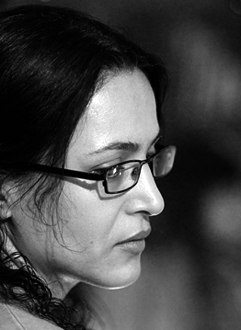 «لبخند می‌زنند به هم، ديگر كاری به گل‌ها ندارند. يادشان می‌رود گل‌ها را. اينجا همه زود يادشان می‌رود و زود يادشان می‌آيد»

 به یاد #شیوا_ارسطویی که زاده و درگذشته اردیبهشت بود، ۱۴۰۴_۱۳۴۰.