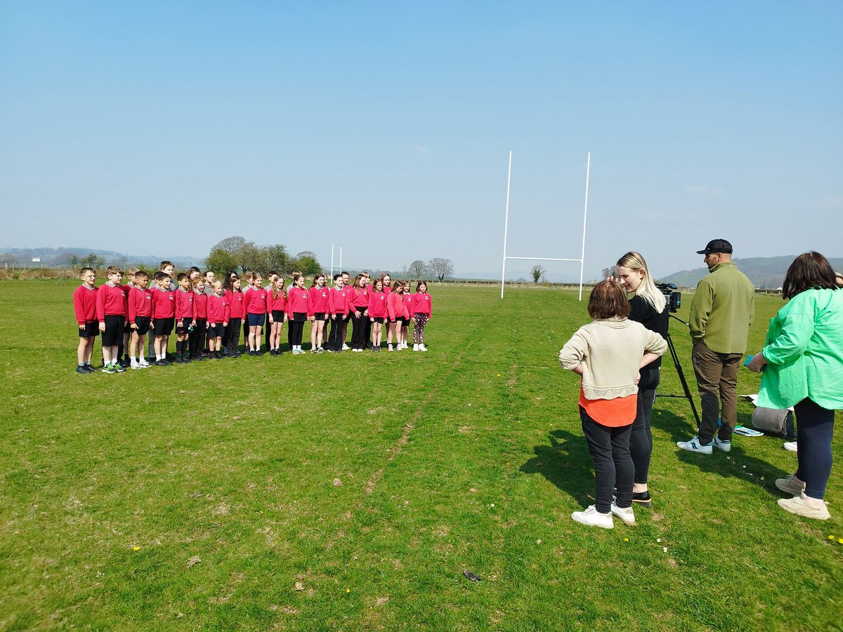 Da iawn i flwyddyn 5 a 6 am gyfrannu tuag at ffilm "Ein Patshyn Ni" yn ddiweddar. Diolch Cardi Iaith am drefnu Cynefin ar Gân. <a href="/YsgolHR/">Ysgol Henry Richard</a>