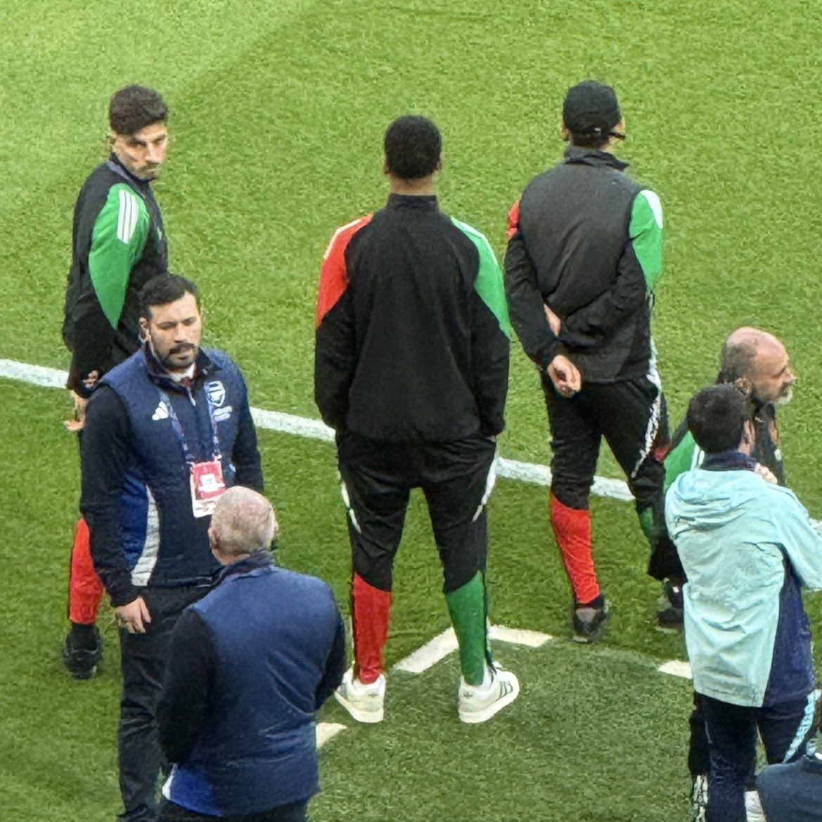 DailyAFC's tweet image. 📸 Kai Havertz, Gabriel Magalhaes, and Gabriel Jesus, in attendance at the Parc des Princes, as Arsenal face PSG. 🏥👋

[@TomCantonMedia]