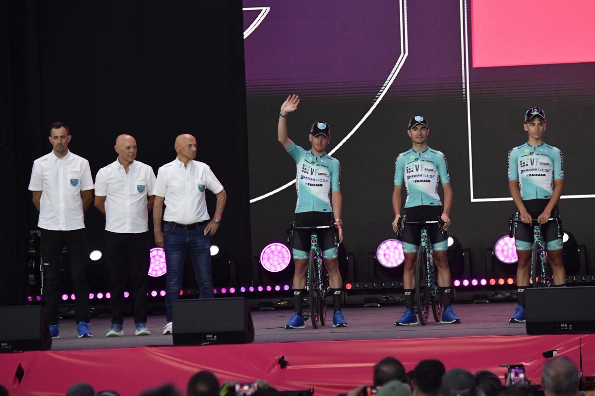 Sul palcoscenico di Tirana con la nostra nuova Settanta Icona Revó di De Rosa😍🩵

Pronti per il Giro💕🇮🇹

#giro108 #giroditalia #teampresentation