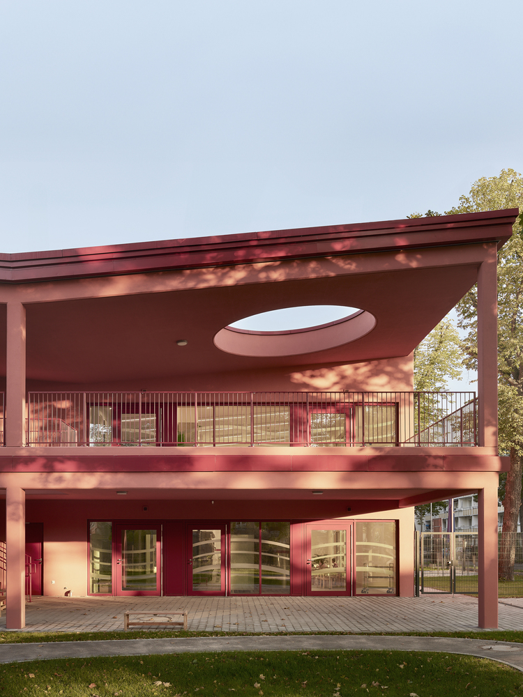 archdaily_es's tweet photo. Spreeklang Kindergarten revela su espíritu lúdico: corredores exteriores, terrazas cubiertas y una fachada plegada que expande las salas de grupo hacia el exterior. https://t.co/KhG6XYu8ab
#architecture #arquitectura #diseño #kinder #escuela #jardindeniños https://t.co/LryT2ZgJUo