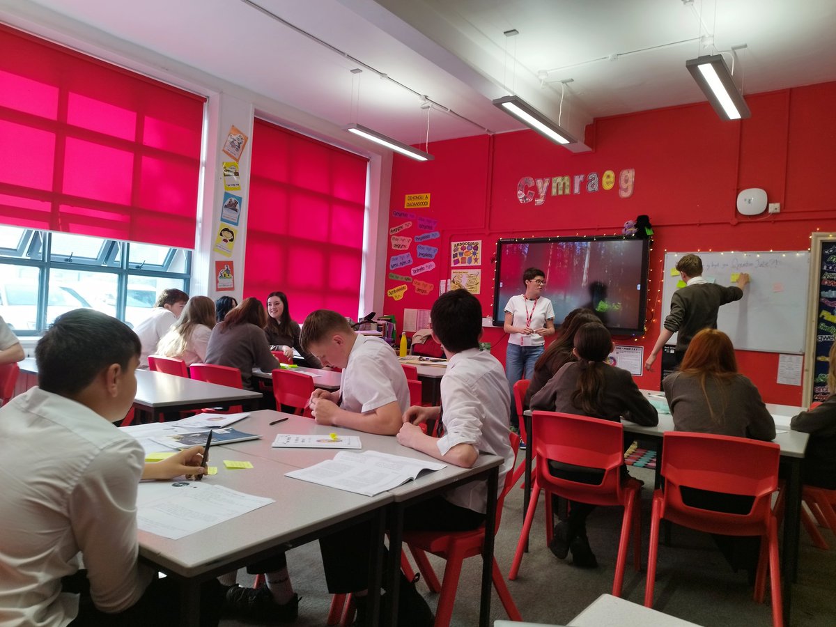 Penllanw Pennod am Operation Julie i flwyddyn 9. Podcast, llythyron, cwis a stafell ddianc. Diolch i Lowri o <a href="/Bro__360/">Ymbweru Bro</a> <a href="/CylchgrawnGolwg/">Cylchgrawn Golwg</a> am ddod i gynnal sesiwn.