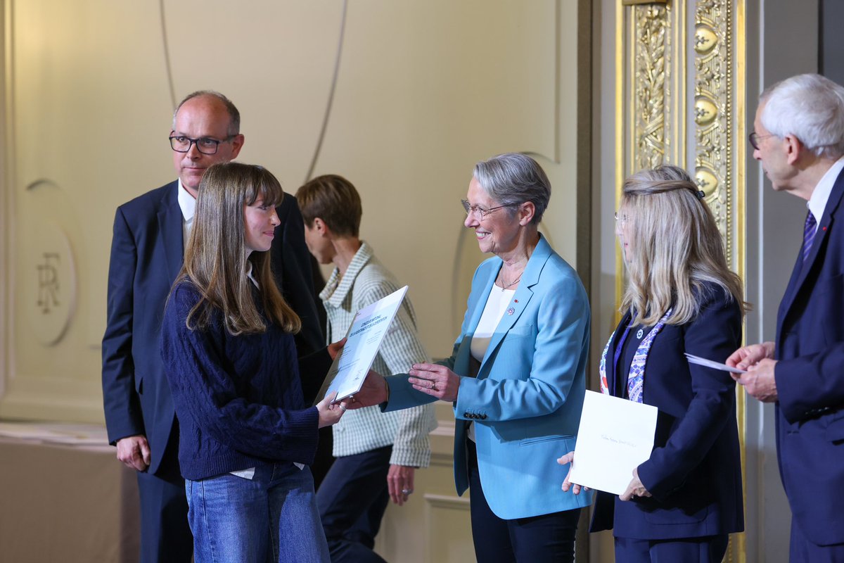J’ai eu l’honneur de remettre aujourd’hui les prix du Concours national de la Résistance et de la Déportation.

À travers leurs travaux, les élèves ont su faire vivre une mémoire exigeante, ils en sont aujourd'hui les messagers. 

Je veux saluer leur engagement, celui de leurs