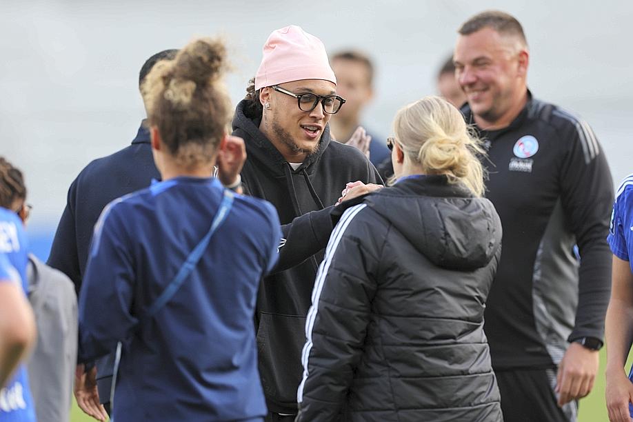 LesSportsDNA's tweet image. ⚽️🎞️ [Vidéo] Quand la capitaine du @RCSA_Feminines Amanda Chaney est &quot;enlevée&quot; par les garçons ! ➡️ c.dna.fr/sport/2025/05/… #RCSASDR