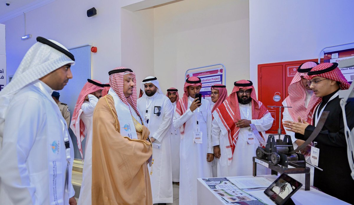 #الجامعة_اليوم 📸 
نيابة عن رئيس جامعة جازان،
افتتح وكيل الجامعة للشؤون الأكاديمية #محمد_عريشي "ملتقى التطبيقات الصناعية 2025" الذي نفذته كلية التطبيقات الصناعية ببيش، بمشاركة أكثر من 25 شركة ومؤسسة رائدة في القطاع الصناعي، والذي شهد تميزًا في المشاريع المقدمة، بهدف تأهيل كوادر