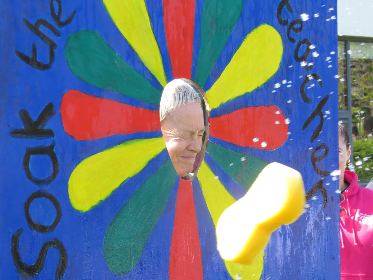 Soak the Teacher - a Fun Day must. Students lined up for the ultimate revenge, hurling soaking wet sponges at teachers brave enough to face them! 🧽🧽