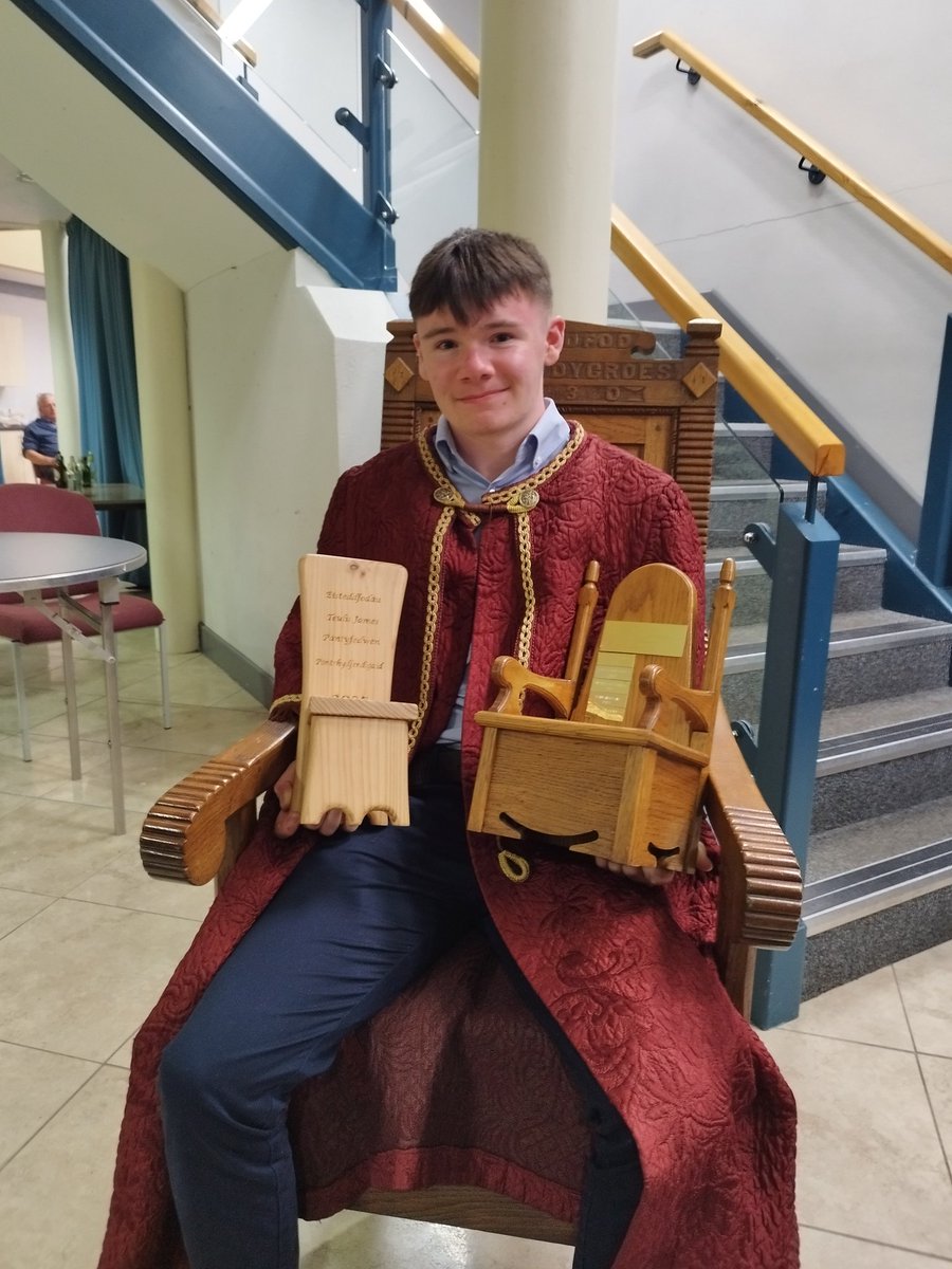 Llongyfarchiadau i Hari Griffiths o flwyddyn 11 am ennill cadair yr ifanc yn <a href="/EisteddfodBont/">Eisteddfod Bont</a> dro y penwythnos! ⭐