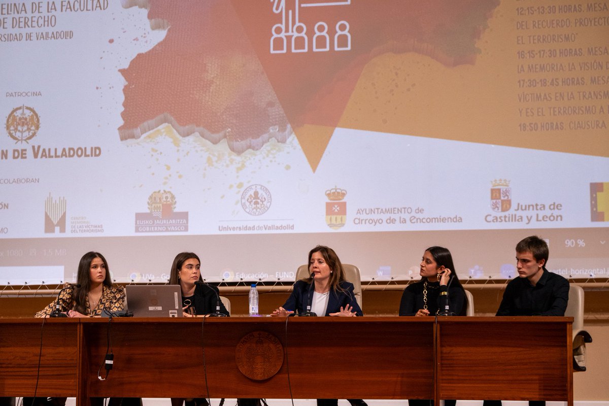 avtcyl's tweet image. 🟠 Estudiantes universitarios de derecho y periodismo han compuesto la tercera mesa de las  jornadas autonómicas del terrorismo en Castilla y León.

La tercera mesa redonda, titulada ‘Terrorismo en la memoria: la visión de las nuevas generaciones’, ha contado con la participación…