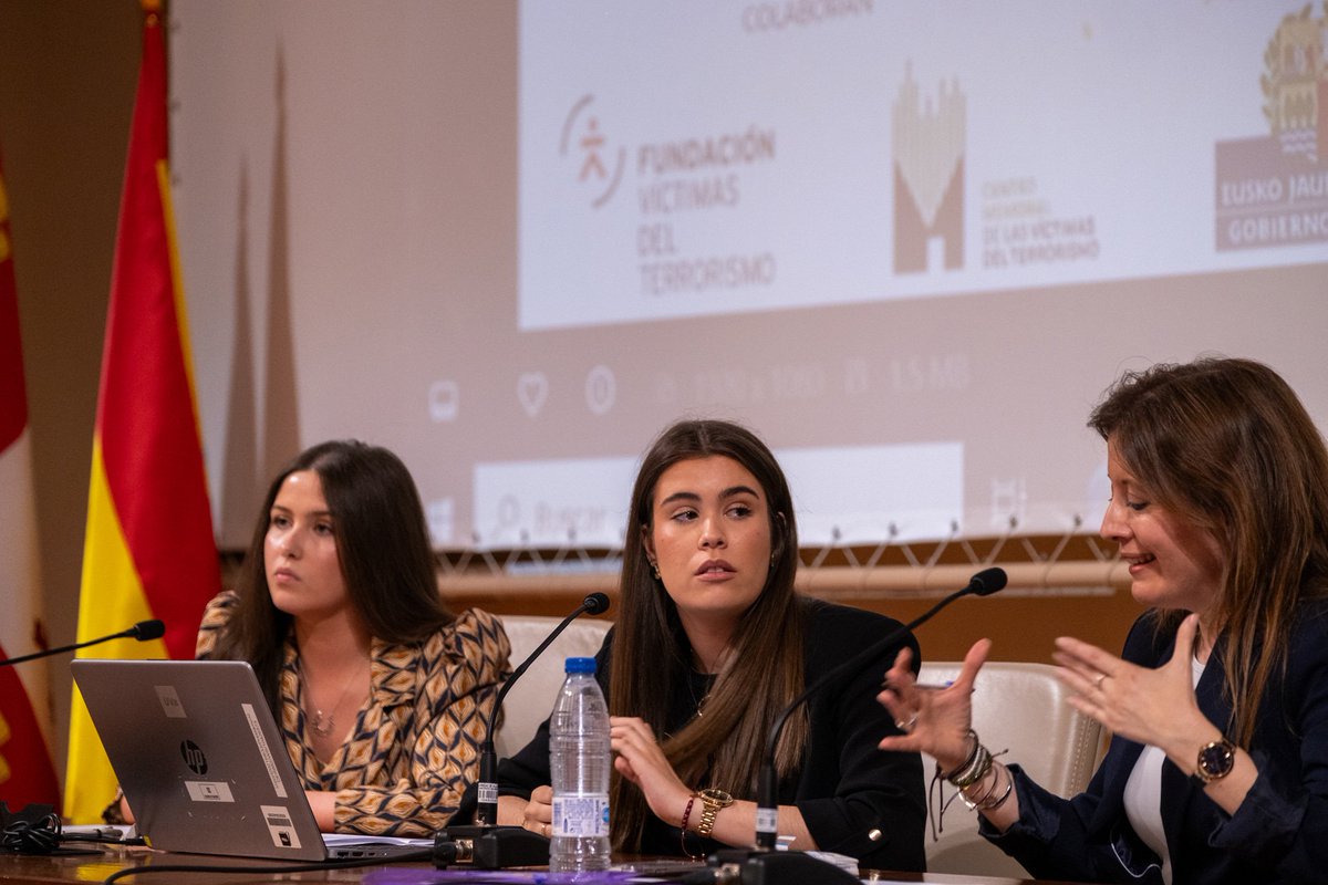 avtcyl's tweet image. 🟠 Estudiantes universitarios de derecho y periodismo han compuesto la tercera mesa de las  jornadas autonómicas del terrorismo en Castilla y León.

La tercera mesa redonda, titulada ‘Terrorismo en la memoria: la visión de las nuevas generaciones’, ha contado con la participación…