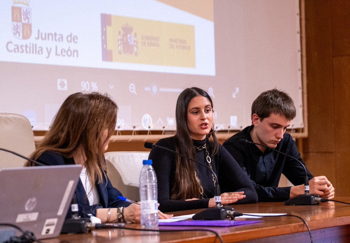 avtcyl's tweet image. 🟠 Estudiantes universitarios de derecho y periodismo han compuesto la tercera mesa de las  jornadas autonómicas del terrorismo en Castilla y León.

La tercera mesa redonda, titulada ‘Terrorismo en la memoria: la visión de las nuevas generaciones’, ha contado con la participación…