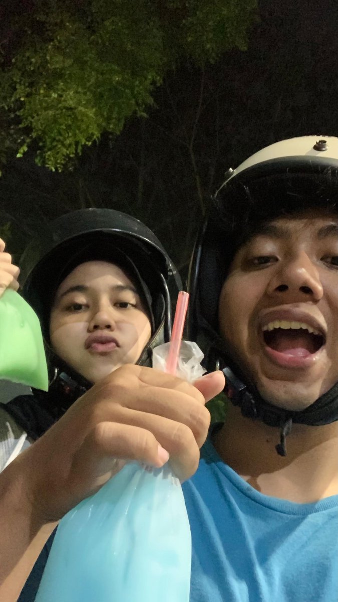 fahreeeeeeeee's tweet photo. Night ride dengan membeli pop es komplek🫰 https://t.co/4IIif424GW