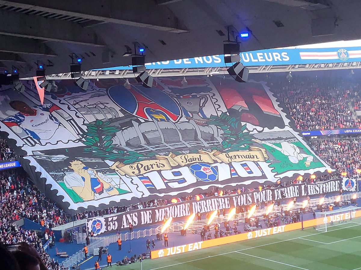 Actu Foot (@actufoot_) on Twitter photo « 𝟱𝟱 𝗔𝗡𝗦 𝗗𝗘 𝗠𝗘́𝗠𝗢𝗜𝗥𝗘 𝗗𝗘𝗥𝗥𝗜𝗘̀𝗥𝗘 𝗩𝗢𝗨𝗦 𝗣𝗢𝗨𝗥 𝗘́𝗖𝗥𝗜𝗥𝗘 𝗟’𝗛𝗜𝗦𝗧𝗢𝗜𝗥𝗘 » 🗼❤️💙
Le tifo du Virage Auteuil ce soir.
📸 <a href="/Jano_Resseguie/">Jano Resseguié 🔈</a> « 𝟱𝟱 𝗔𝗡𝗦 𝗗𝗘 𝗠𝗘́𝗠𝗢𝗜𝗥𝗘 𝗗𝗘𝗥𝗥𝗜𝗘̀𝗥𝗘 𝗩𝗢𝗨𝗦 𝗣𝗢𝗨𝗥 𝗘́𝗖𝗥𝗜𝗥𝗘 𝗟’𝗛𝗜𝗦𝗧𝗢𝗜𝗥𝗘 » 🗼❤️💙
Le tifo du Virage Auteuil ce soir.
📸 <a href="/Jano_Resseguie/">Jano Resseguié 🔈</a>