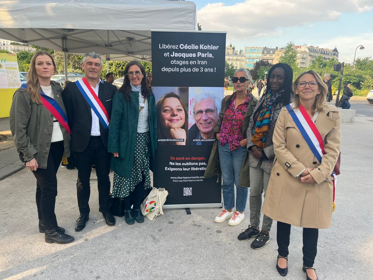 Les Ecologistes étaient Place de la Nation pour exiger la libération de Cécile Kohler et Jacques Paris, otages du régime iranien depuis 3 ans aujourd'hui.

On ne les oublie pas, on pense à leurs proches, et notre mobilisation ne faiblira pas tant qu'ils ne seront pas de retour.