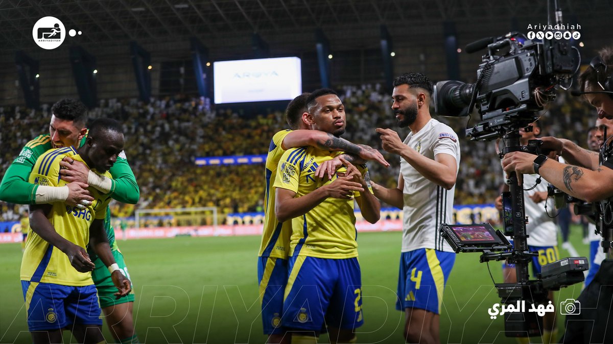 محمد كمال ريشة محلل "الرياضية" التحكيمي: 
هدف #النصر أحرزه أيمن يحيى، في الدقيقة 37 سليم.. الكرة لمست يد ماني، صانع الهدف عن غير عمد، وفي هذه الحالة لا يُلغى الهدف إلا إذا سجله ماني بنفسه وبعد لمسة اليد مباشرةً

• هدف صحيح للنصر

#النصر_الاتحاد 
#دوري_روشن_السعودي 🇸🇦