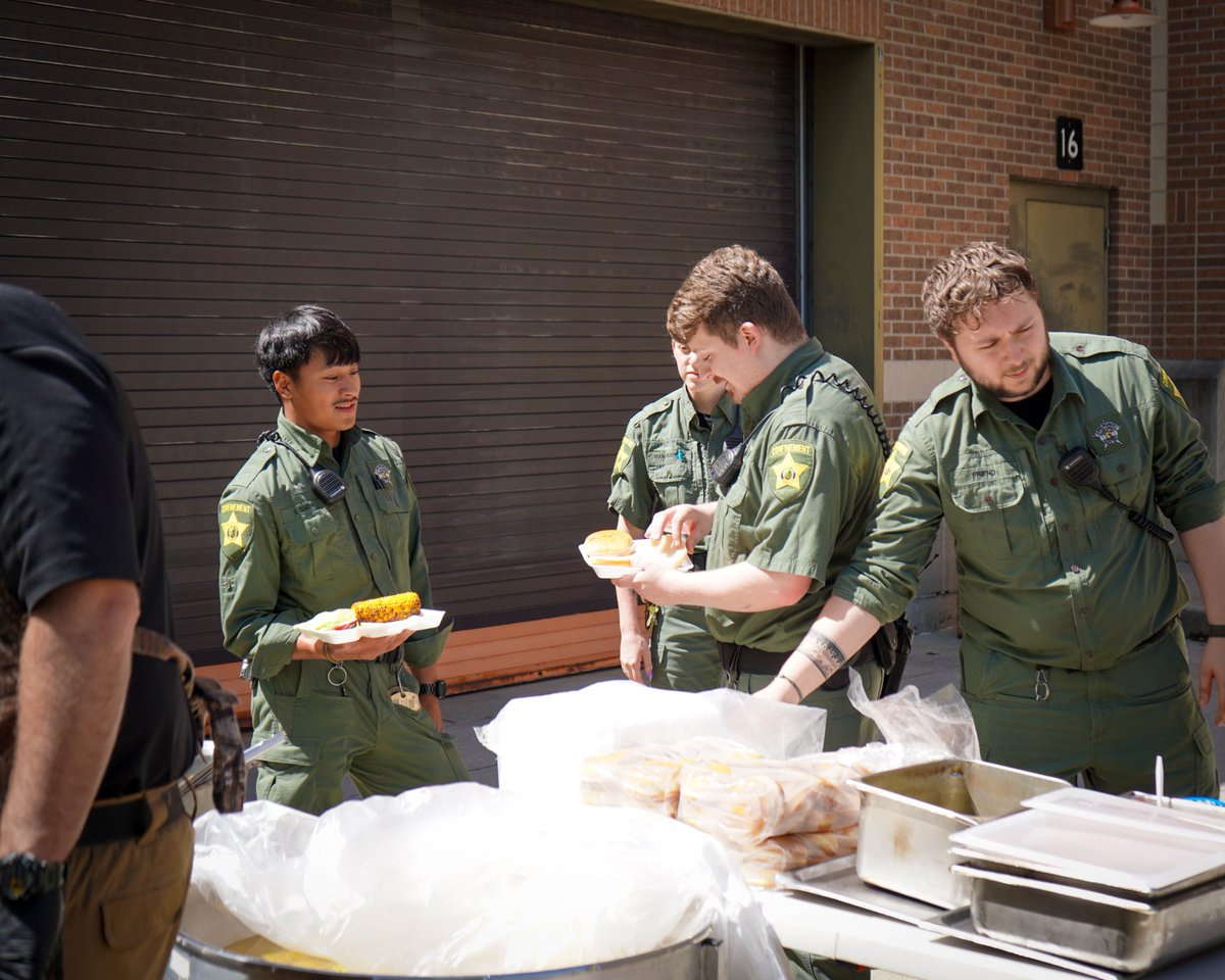 AllenCoSheriff's tweet image. 🌭 𝗚𝗼𝗼𝗱 𝘄𝗲𝗮𝘁𝗵𝗲𝗿. 𝗚𝗿𝗲𝗮𝘁 𝗳𝗼𝗼𝗱. 𝗘𝘃𝗲𝗻 𝗯𝗲𝘁𝘁𝗲𝗿 𝗽𝗲𝗼𝗽𝗹𝗲.🍔
This week, during National Correctional Officers Week, Sheriff Hershbeger fired up the grill for an employee appreciation cookout celebrating the hardworking team!
#ACPD #Sheriff #Confinement