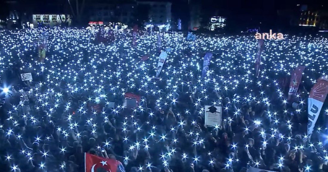 ibrahim_ozkan61's tweet image. Karanlıktan aydınlığa 160.000 kişilik gönül köprüsü…