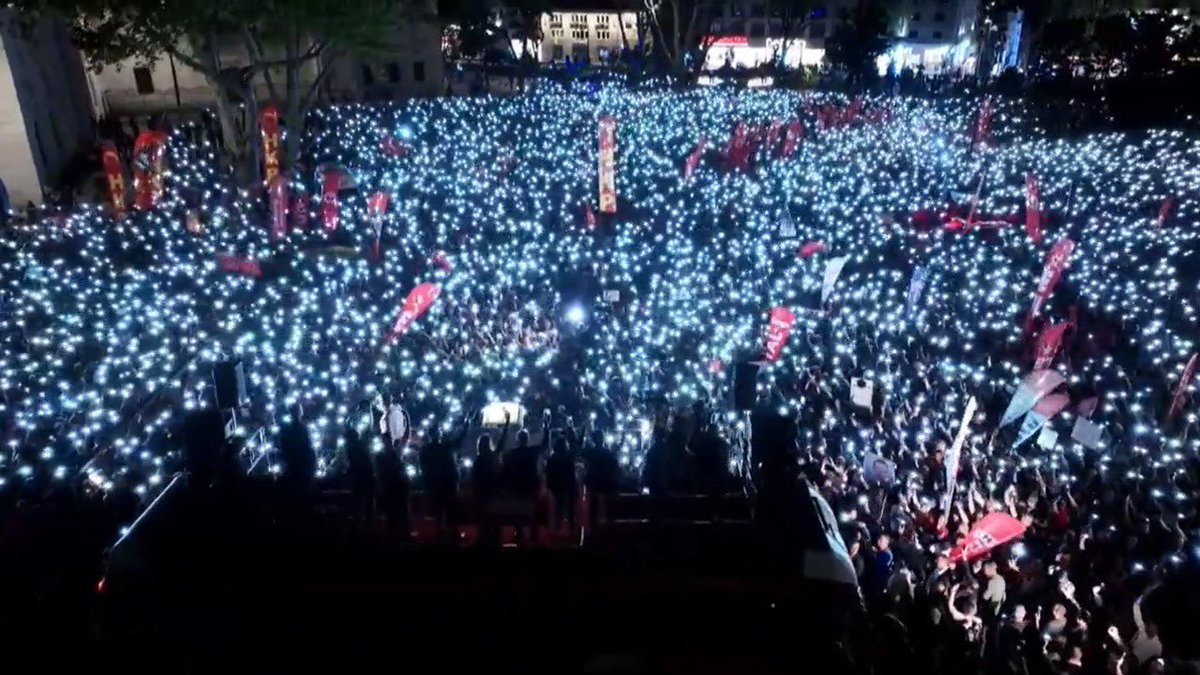 Bu 2 fotoğraf bu akşam Beyazıt’tan.
Biri ülkemizin üstüne çökmüş karanlık bir zihniyetin özeti. Diğeri ise CHP iktidarında Milletimizle el ele bu ülkeye aydınlık günleri geleceğinin özeti. Selam olsun Beyazıt’a, Ekrem Başkan’a ve Genel Başkanımız Özgür Özel’e. #BeyazıtMeydanı