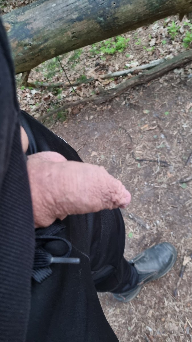 Lets go for a walk😏
#Bruggelen #A1 #cruising #outdoors #bisekstrucker #geil #cum #sex