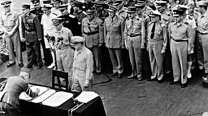 Tal día como hoy.
El 7 de mayo de 1945, en Reims, Francia, Alemania firmó su rendición incondicional, poniendo fin a casi seis años de guerra brutal en Europa. Con esa firma, el rugido de las armas se apagó, millones lloraron a sus muertos… y el mundo respiró, por fin, un