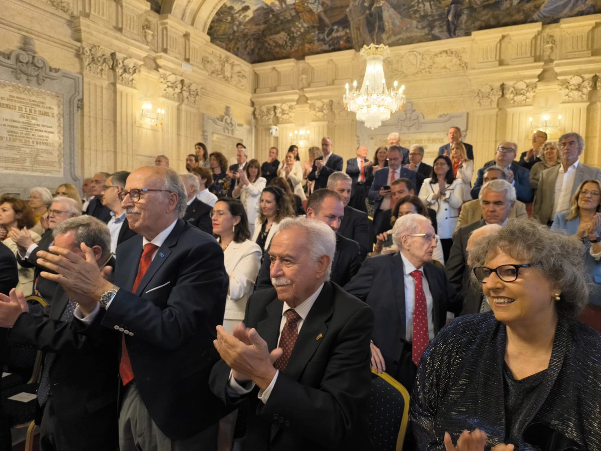 Asociación de la Prensa de Málaga (@aprensamalaga) on Twitter photo <a href="/malaga/">Ciudad de Málaga</a> <a href="/pacodelatorrep/">Paco de la Torre</a> <a href="/ElenaBCastilla/">Elena Blanco Castilla</a> #MedallaCiudadMLG #120aniversarioAPM
<a href="/ElenaBCastilla/">Elena Blanco Castilla</a> ha explicado que se reconoce "unperiodismo que ha dotado de cohesión y fortaleza a esta ciudad y provincia, por su compromiso con la verdad, la ética y con el servicio a la comunidad". Momento en el que <a href="/pacodelatorrep/">Paco de la Torre</a> otorga <a href="/malaga/">Ciudad de Málaga</a> <a href="/pacodelatorrep/">Paco de la Torre</a> <a href="/ElenaBCastilla/">Elena Blanco Castilla</a> #MedallaCiudadMLG #120aniversarioAPM
<a href="/ElenaBCastilla/">Elena Blanco Castilla</a> ha explicado que se reconoce "unperiodismo que ha dotado de cohesión y fortaleza a esta ciudad y provincia, por su compromiso con la verdad, la ética y con el servicio a la comunidad". Momento en el que <a href="/pacodelatorrep/">Paco de la Torre</a> otorga