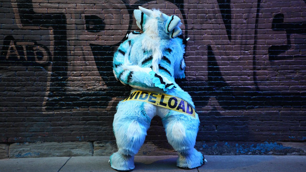 This floof derg will be running around at #FWA2025 so feel free to give a poke and say hi!

✅ Come say hi! 
✅ Hugs are always welcome!
✅ Floof derg loves plenty rubs
✅ Feel free to rub and squeeze the wide load~