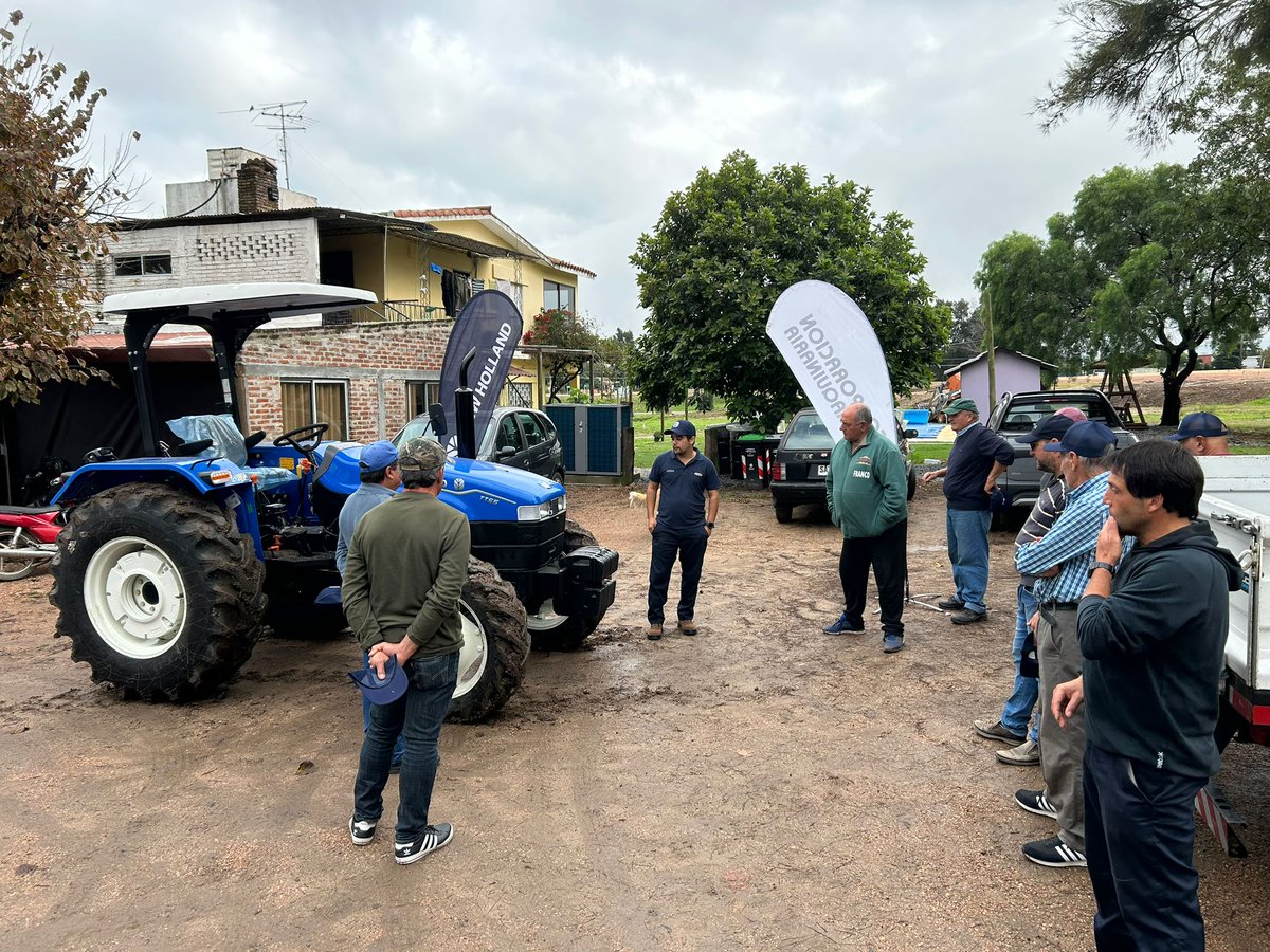 corporacionuy's tweet image. A CAMPO | Otro jornada junto a clientes, en otro punto del país, compartiendo las ventajas de elegir sistemas de trabajo que mejoran el rendimiento y la productividad.

#Newholland #Comasa #corporaciondemaquinaria