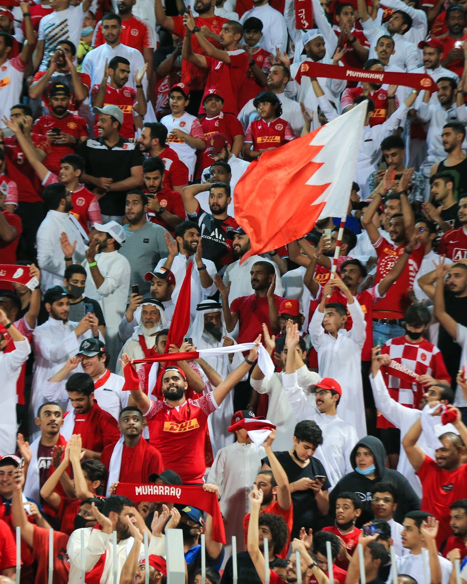 هل تملك مثل هذا الجمهور؟
إذا هتف، ارتجت المدرجات، وإذا حضر، حضر المجد، وإذا فرح، فرح الوطن.

لا يرضون بمنصة لا تزينها الراية الحمراء.
دائماً ثابتين على الولاء، فـ المحرق أمانة تتوارثها الأجيال، وزعامة لا تغيب.
ها قد عاد شيخ الأندية الخليجية وتوج باللقب الـ٣٤
تاريخ يكتب، ومجد يخلد