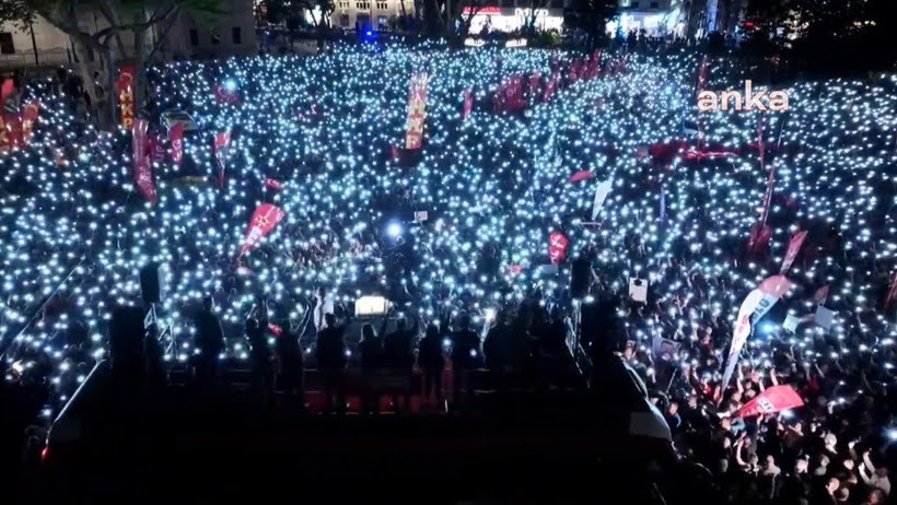 AkkocaogluKenan's tweet photo. Aydinlatma sistemi meydana alınmayınca 
Cep telefonu ışıkları ile 10 binler karanlığa gömülen meydanı
aydınlatıyorsa haberdir.
Ortak taleple bir meydanda buluşuyorsa haberdir.
O nedenle #BeyazıtMeydanı mitingi 'ni de görmeyen TV'lere "haber kanalı" denmez..
#SONDAKİKA
#ozgurozel https://t.co/DVw4fvsQlQ