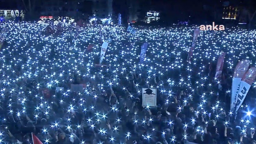 AkkocaogluKenan's tweet photo. Aydinlatma sistemi meydana alınmayınca 
Cep telefonu ışıkları ile 10 binler karanlığa gömülen meydanı
aydınlatıyorsa haberdir.
Ortak taleple bir meydanda buluşuyorsa haberdir.
O nedenle #BeyazıtMeydanı mitingi 'ni de görmeyen TV'lere "haber kanalı" denmez..
#SONDAKİKA
#ozgurozel https://t.co/DVw4fvsQlQ